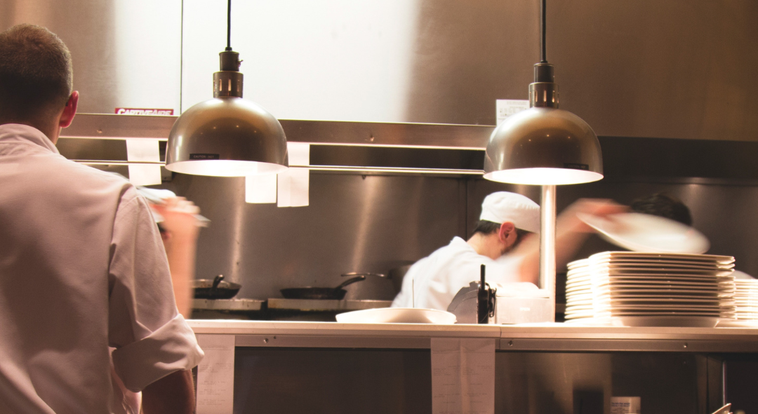 Dietro ogni cucina che funziona, c’è una squadra che non si ferma mai. Neanche a Natale.